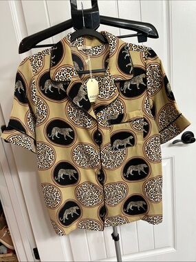 JODIFL Shirt / Size Medium Leopard Print Short Sleeve Button-Up Top